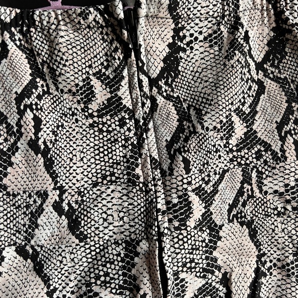 GREY SNAKESKIN PRINT BENGALINE PEPLUM CAMI - Picture 5 of 7